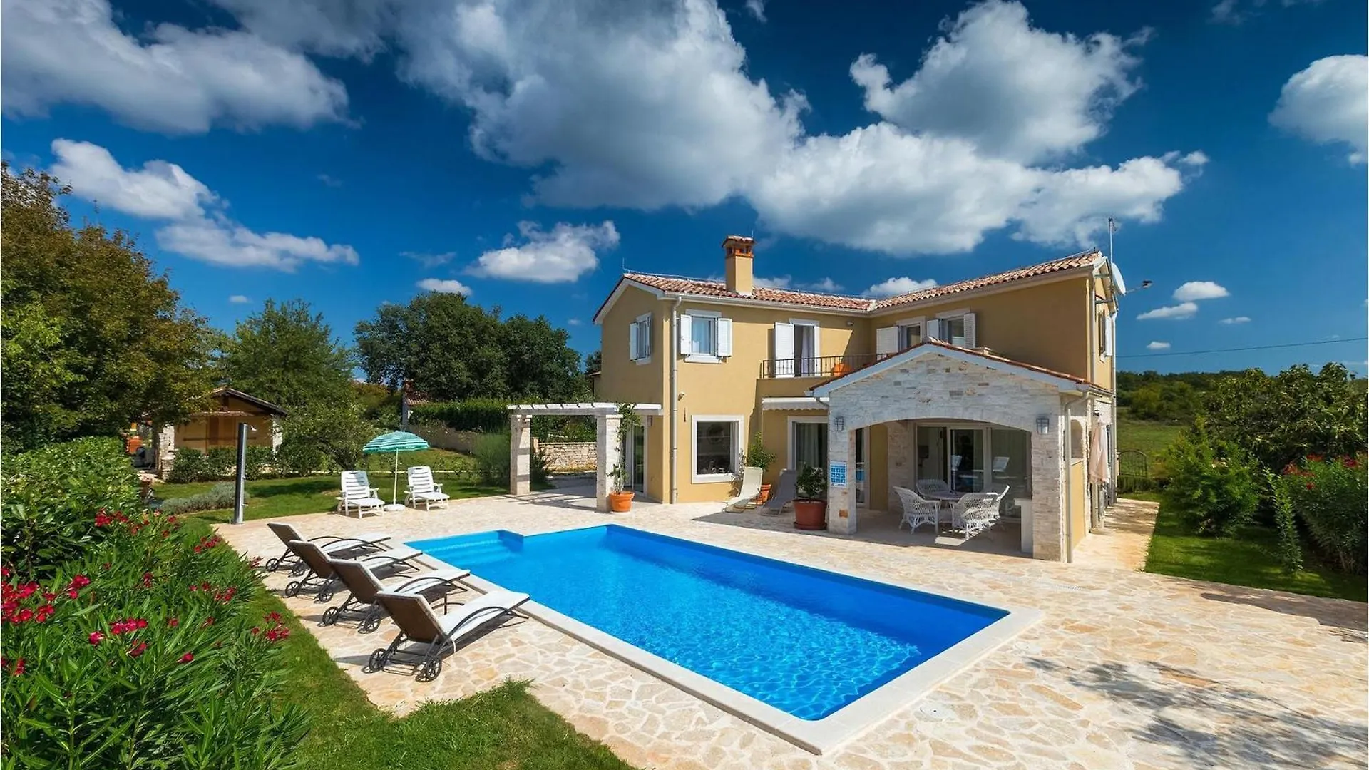 Villa Larisa location